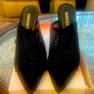 This mango women shoe  is so classy and trendy .never worn .